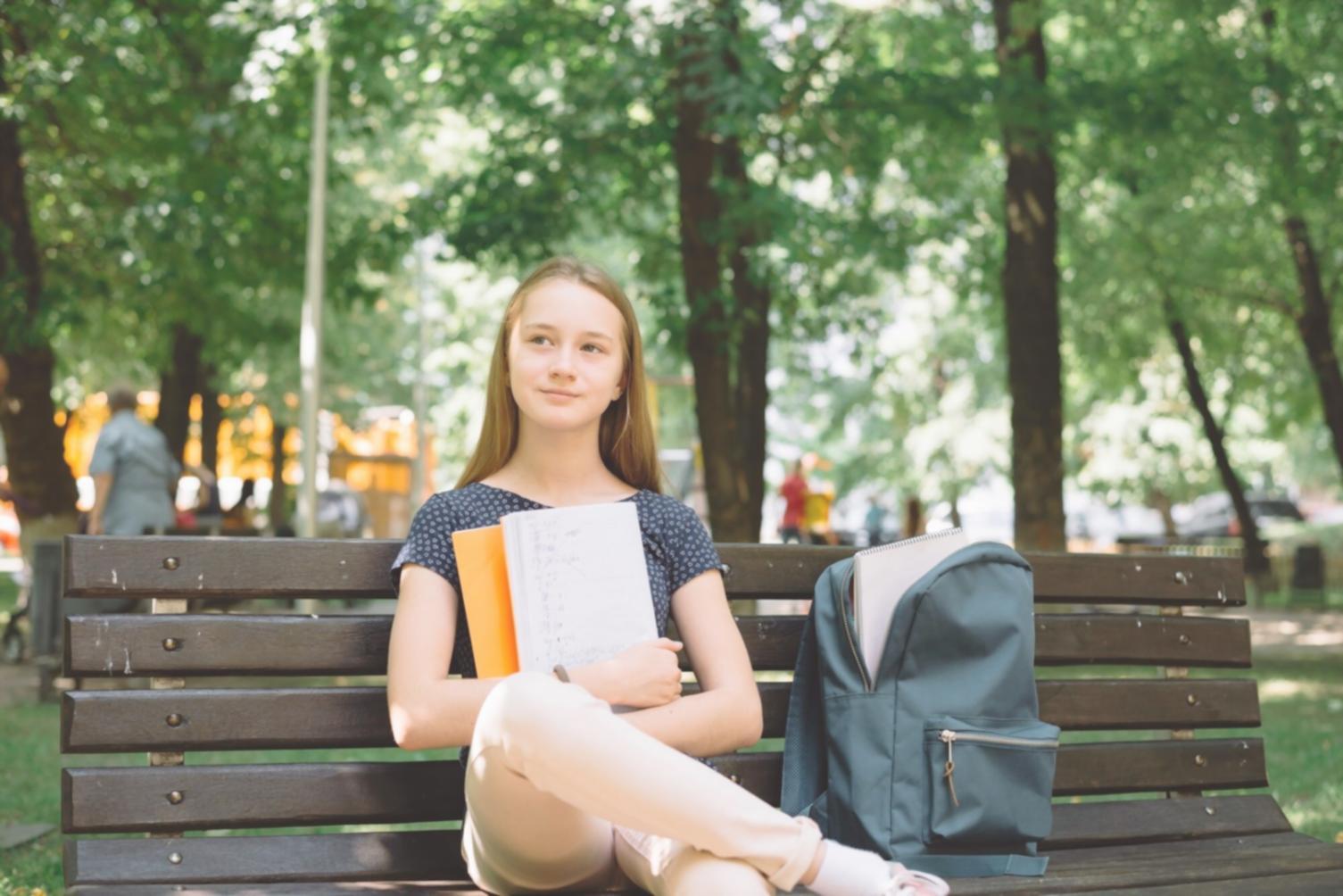 Participants en session de formation travaillant sur des analyses financières avec supports visuels et tableaux interactifs