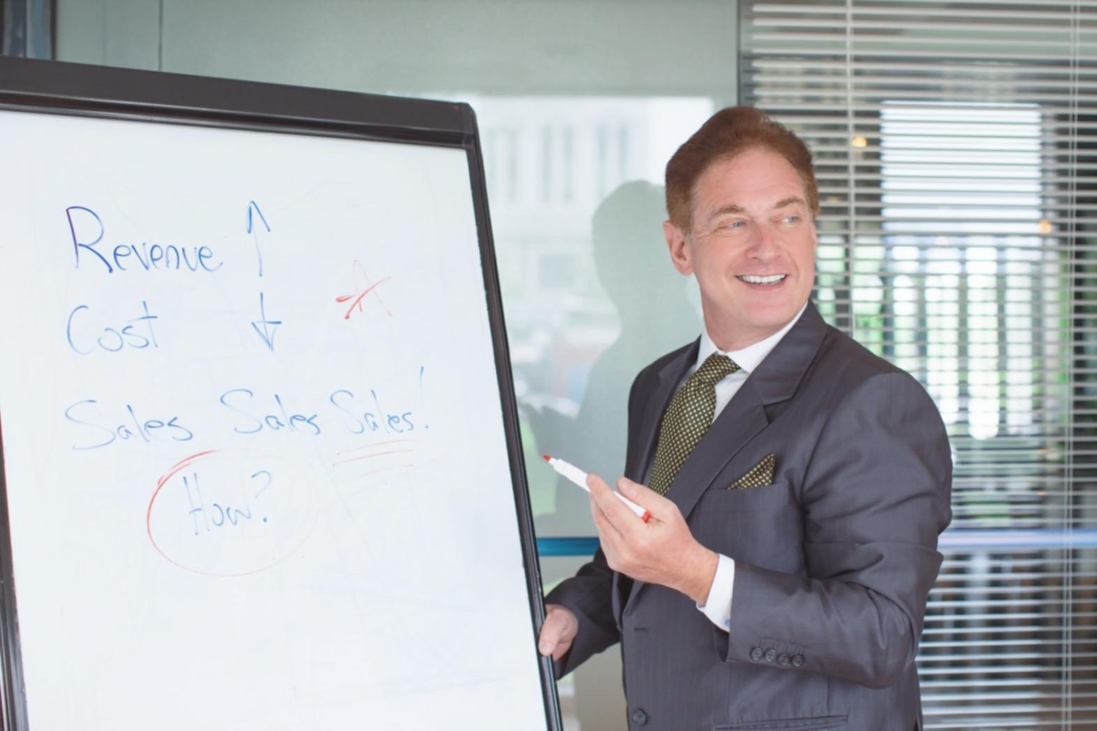 Environnement professionnel de conseil financier avec espaces de travail collaboratifs