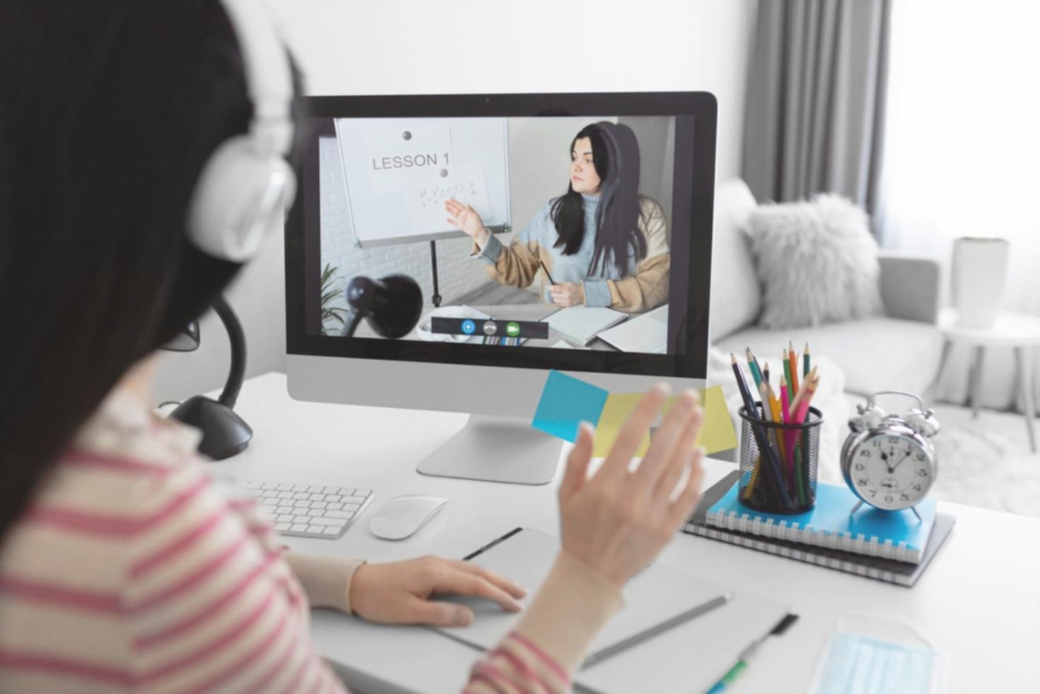 Session de travail collaboratif avec équipes utilisant des méthodes créatives pour résoudre des problématiques financières